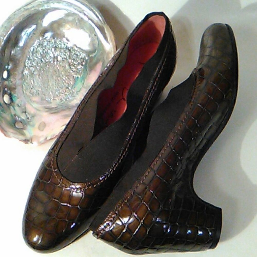 NWOT Pas Ole Rouge Embossed Brown Heels Old Money